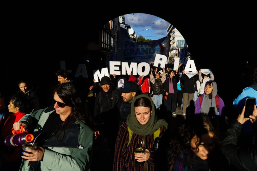 La masiva movilización recorrió las calles céntricas hasta llegar al Centro Cívico. Fotos: Marcelo Martínez.