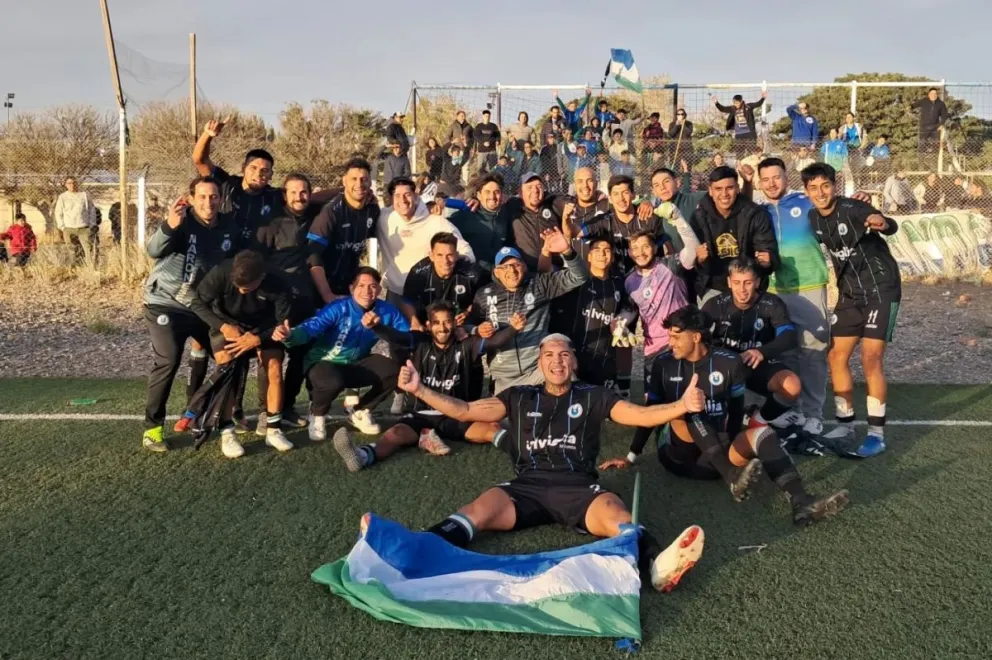 El "Dino" y el festejo en Senillosa. Maronese está en la gran final. Foto: prensa Maronese.