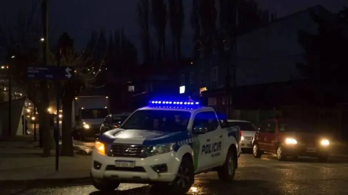 Detuvieron a un hombre por destrozar el auto de su ex pareja y agredir a efectivos policiales