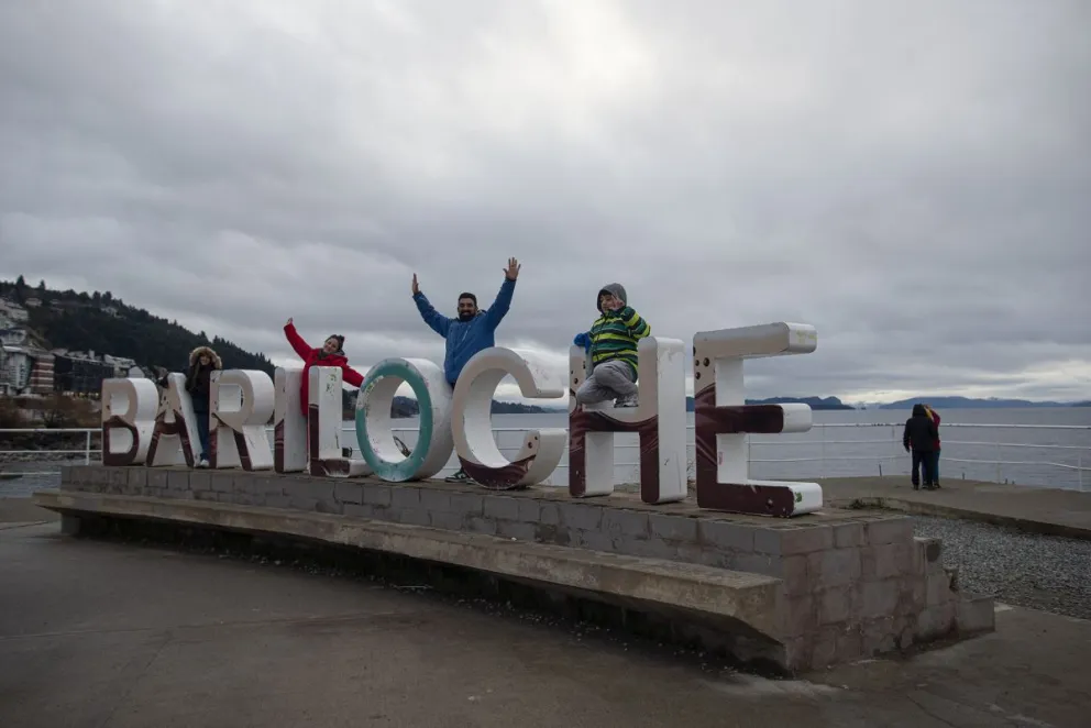 Los turistas disfrutaron de la nieve en las montañas,  un fin de semana largo con temperaturas invernales en pleno marzo. Foto: Marcelo Martínez.