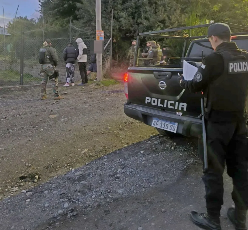 Al corroborar la presencia policial, los sujetos intentaron ocultar los envoltorios y darse a la fuga.