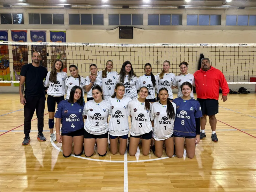 Bariloche Voley Club se va a Jacobacci, a jugar en Sub18. Fotos: gentileza.