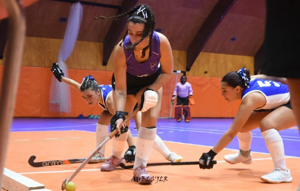 La categoría de ascenso femenina del hockey local comenzó su actividad oficial. Foto gentileza: José Luis Reybaud. 