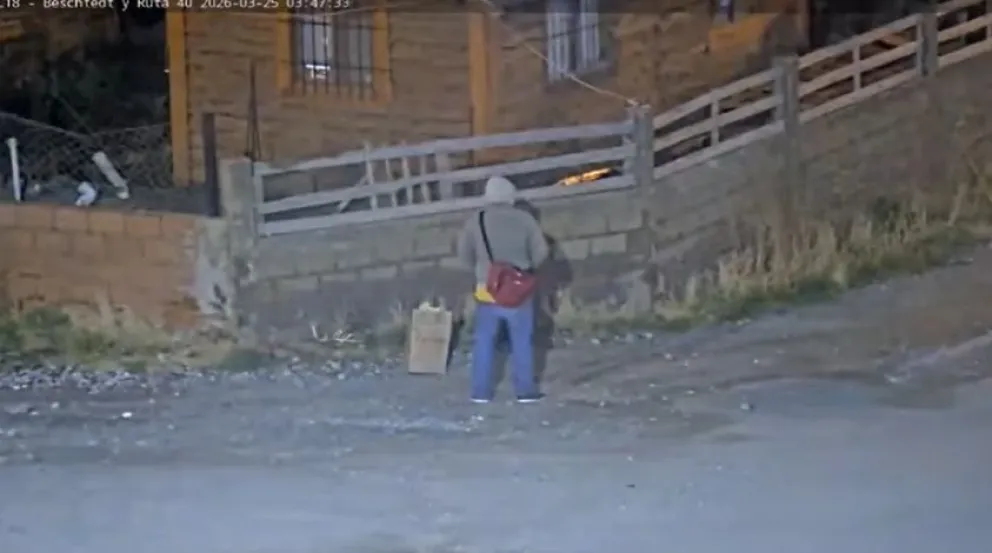 El hombre fue seguido a través de las cámaras por varios minutos. Foto: captura video 