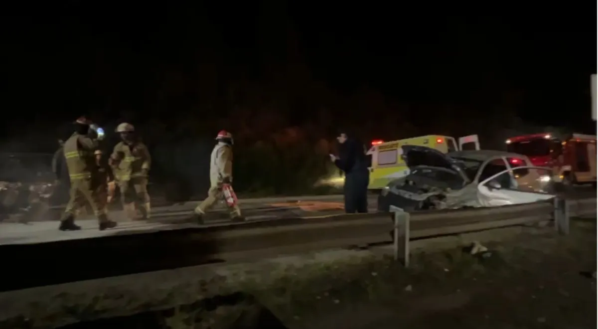 Violento choque entre un Fiat Punto y un Ford Ka dejó heridos en avenida Bustillo