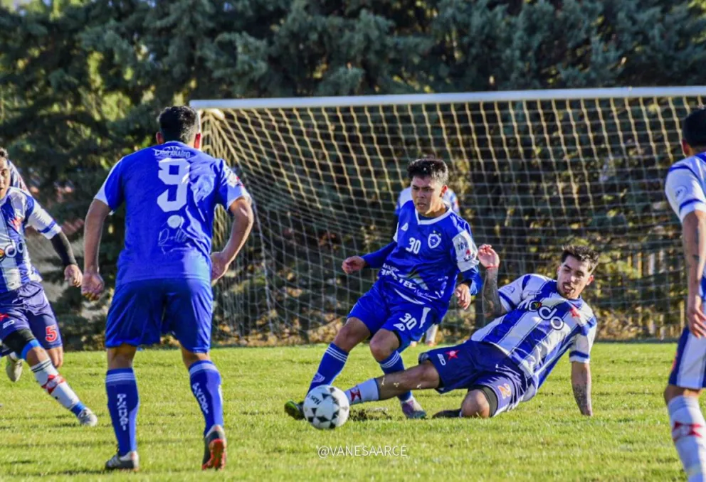 Dina Huapi y Deportivo Angostura deberán sumar si pretenden estar en las semifinales del torneo. Foto: Vane Arce