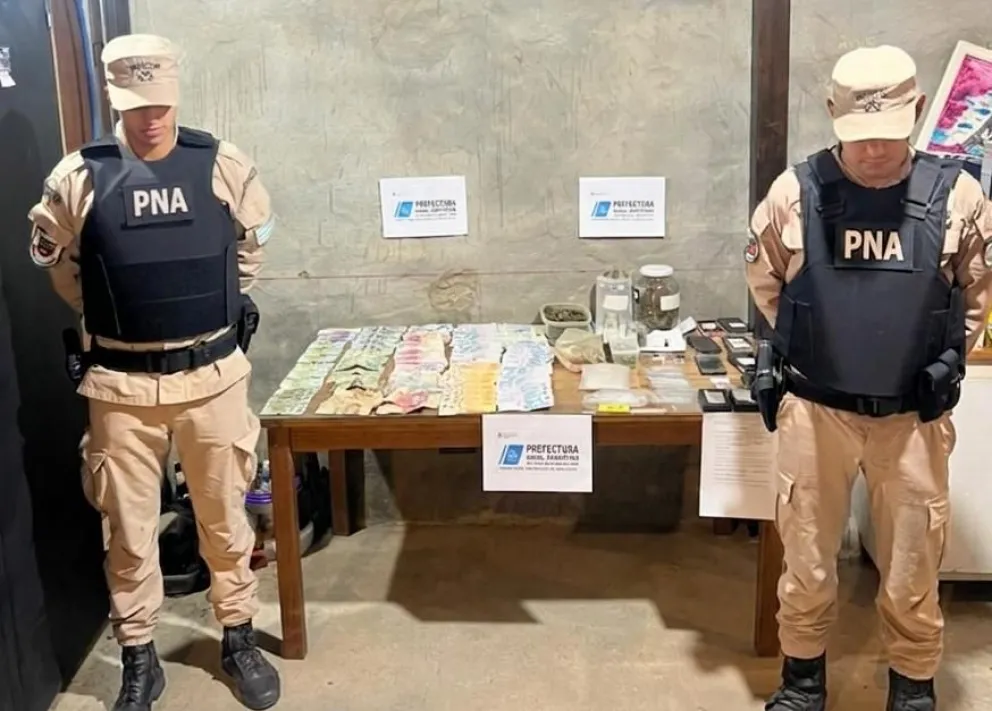 La fuerza desarticuló el punto de venta de drogas y los involucrados quedaron a disposición de la Justicia. Fotos: gentileza Prefectura Naval Argentina. 