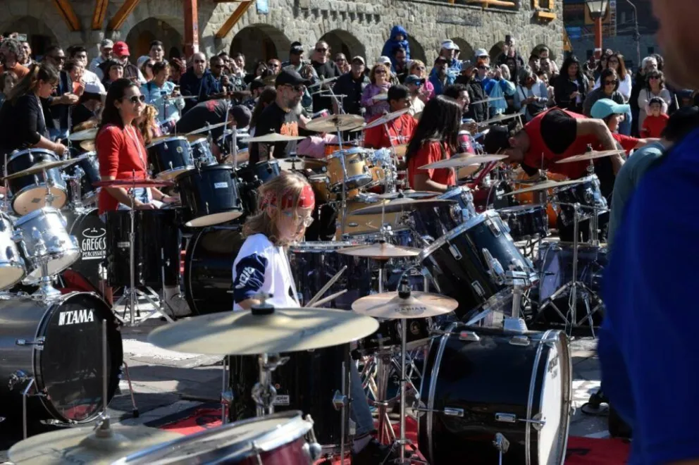 El encuentro reunió a bateristas de entre 5 y 80 años en la plaza principal de la ciudad. Fotos: Municipalidad de Bariloche.