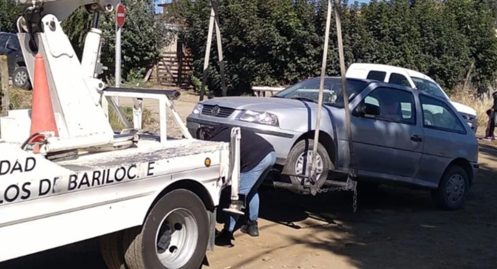 Los vehículos estacionados en la zona donde se realiza la obra, demoran los trabajos. Foto: Municipalidad de Bariloche. 