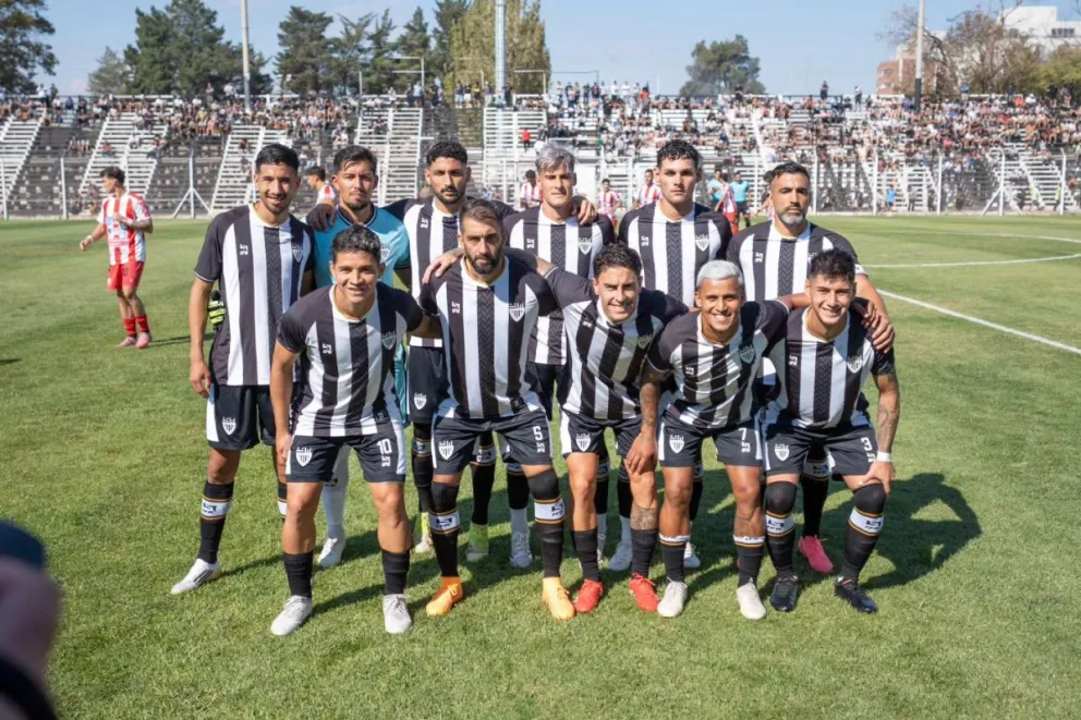 Cipolletti tuvo un debut ideal amte su gente con un sólido triunfo. Fotos: facebook club Cipolletti.