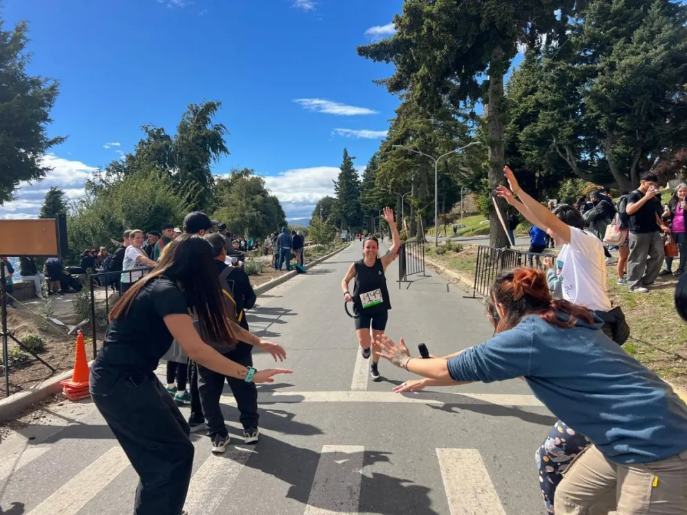 La largada fue desde la Casa del Deporte y se completó el recorrido por la Costanera. Fotos: Municipalidad de Bariloche.