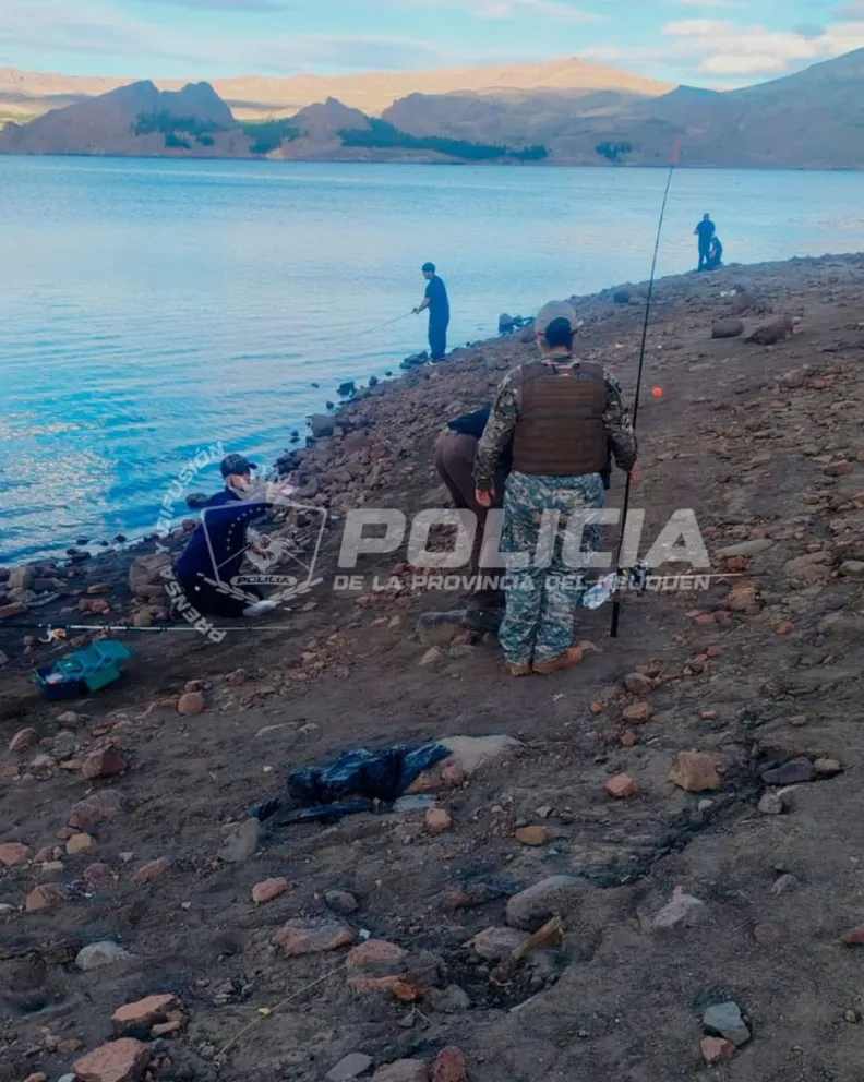 Secuestraron 33 truchas arcoíris, siete cañas y doce elementos de pesca tipo "tarro". Foto: Policía de Neuquén.