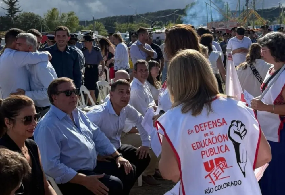 Integrantes del gremio cara a cara con el gobernador Weretilneck en el acto. Foto gentileza. 