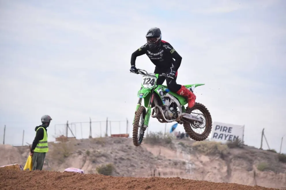 El cipoleño Lucas Sendón volvió con victoria. Gran triunfo en suelo neuquino. Foto: Enduro Cross.