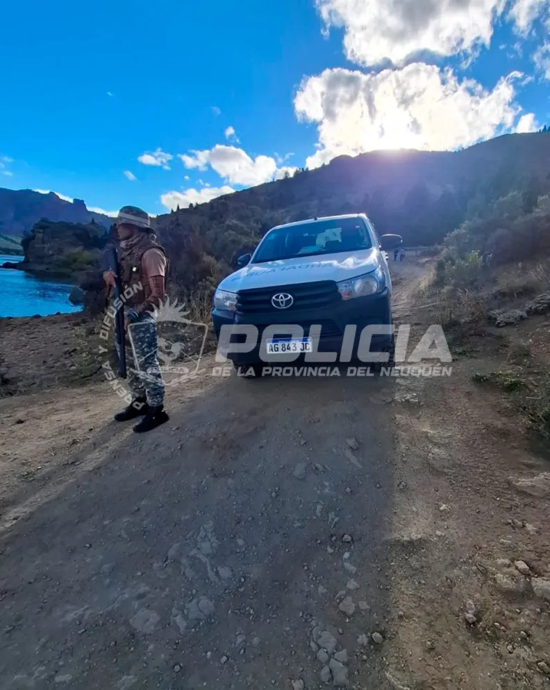 Secuestraron 33 truchas arcoíris, siete cañas y doce elementos de pesca tipo "tarro". Foto: Policía de Neuquén.