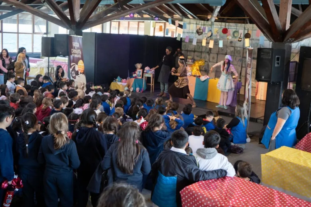 Los chicos y chicas disfrutaron de una jornada recreativa y prepararon sus propios huevos. Fotos gentileza. 