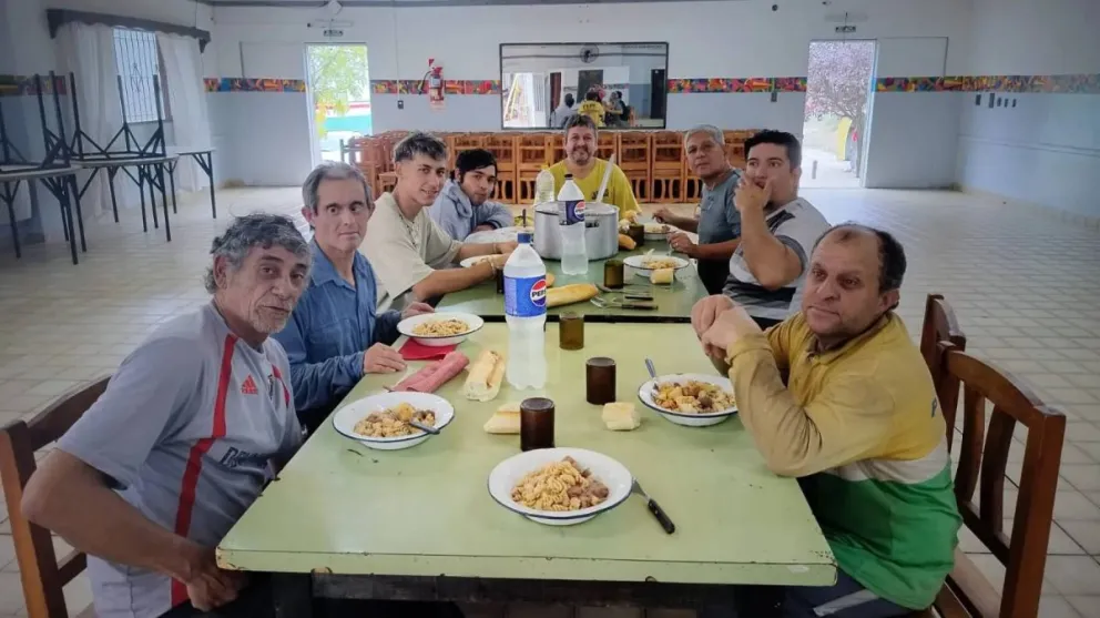 La institución cuenta con un predio donde funcionan talleres, salones de usos múltiples y un hogar.
