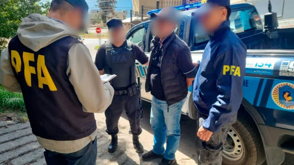 El hombre fue detenido en la vía pública sobre calle Escritores Argentinos al 200. Foto gentileza. 