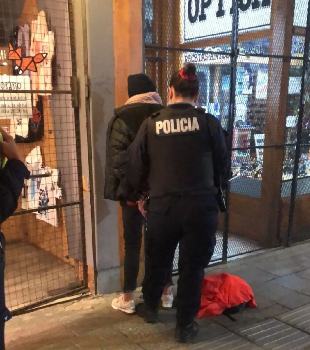 Una mujer fue detenida tras intentar robar ropa en pleno centro: la delató una etiqueta