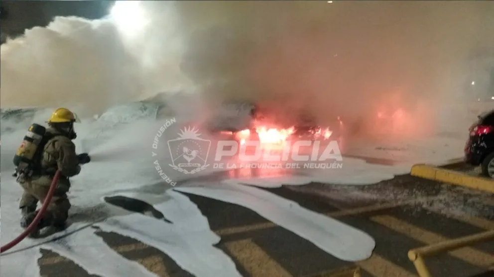 El incendio afectos a vehículos estacionados.