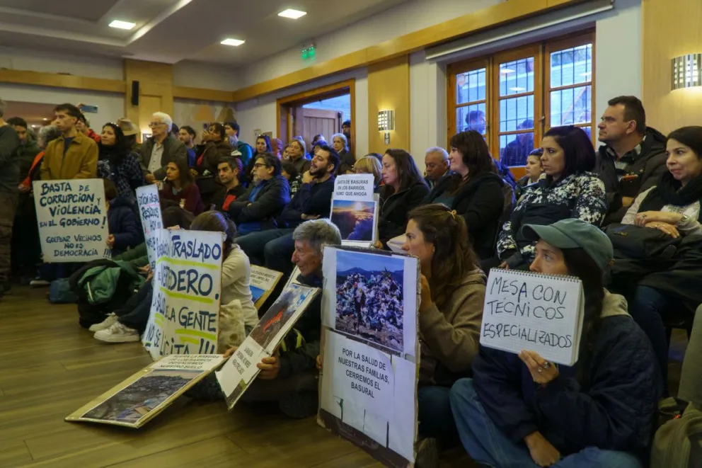 La sala de sesiones estuvo llena de vecinos que siguen de cerca la problemática. Fotos: Marcelo Martínez 