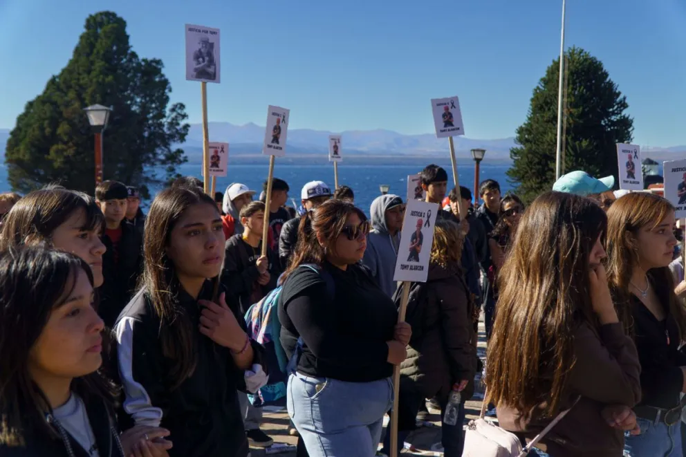 La marcha partió desde La Llave hacia la plaza del Centro Civico. Fotos: Marcelo Martínez 