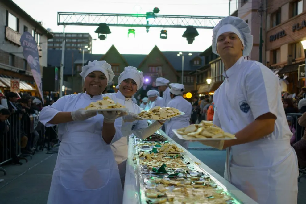 Más de dos toneladas de chocolate artesanal conformaron la barra más larga del mundo. Fotos: Marcelo Martínez.