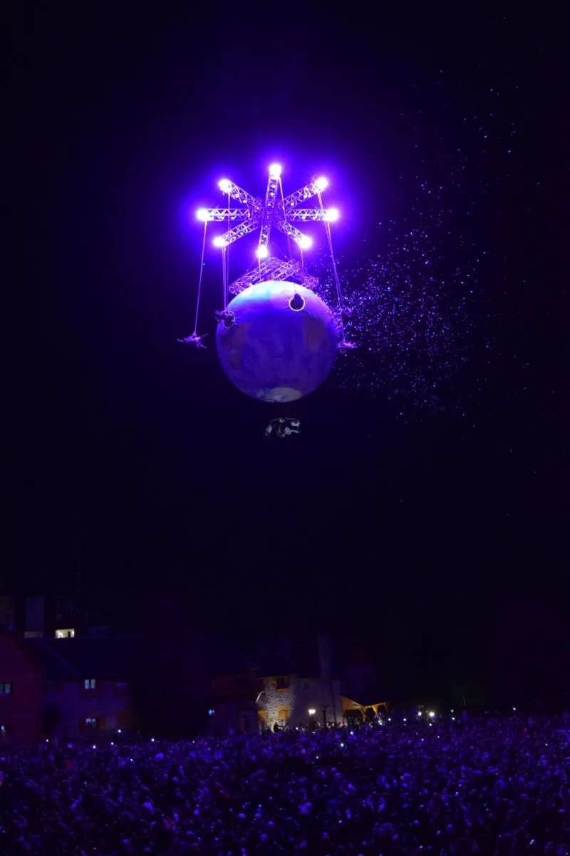 El espectáculo aéreo "Supernova" marcó el segundo día de la Fiesta del Chocolate en Bariloche