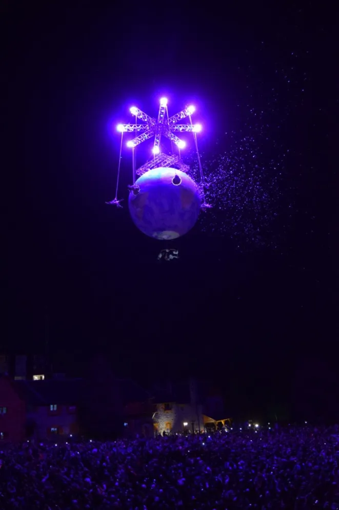 Supernova desplegó u show aéreo en un Centro Cívico repleto de espectadores.