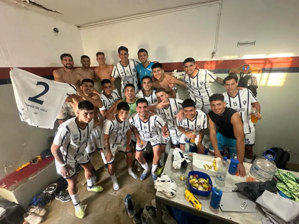 El festejo reginense en General Roca para seguir como puntero. Foto: gentileza.