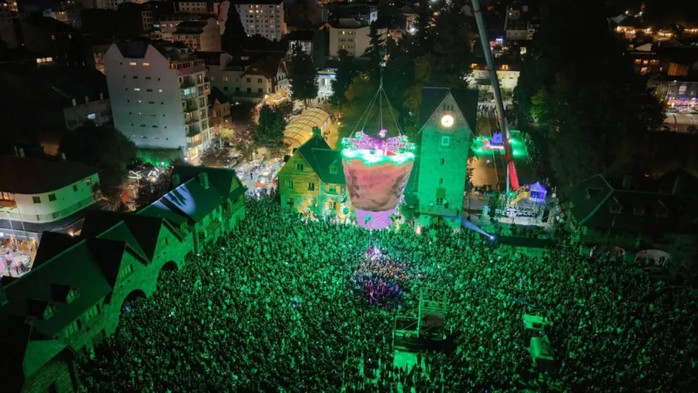 Miles de personas que colmaron el Centro Cívico y quedaron impactados por el show de acrobacia aérea. Fotos: Fiesta del Chocolate.