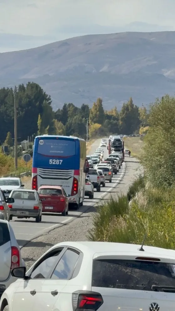 El tránsito mantiene una intensa congestión hasta Piedra del Aguila. Fotos: ANB.