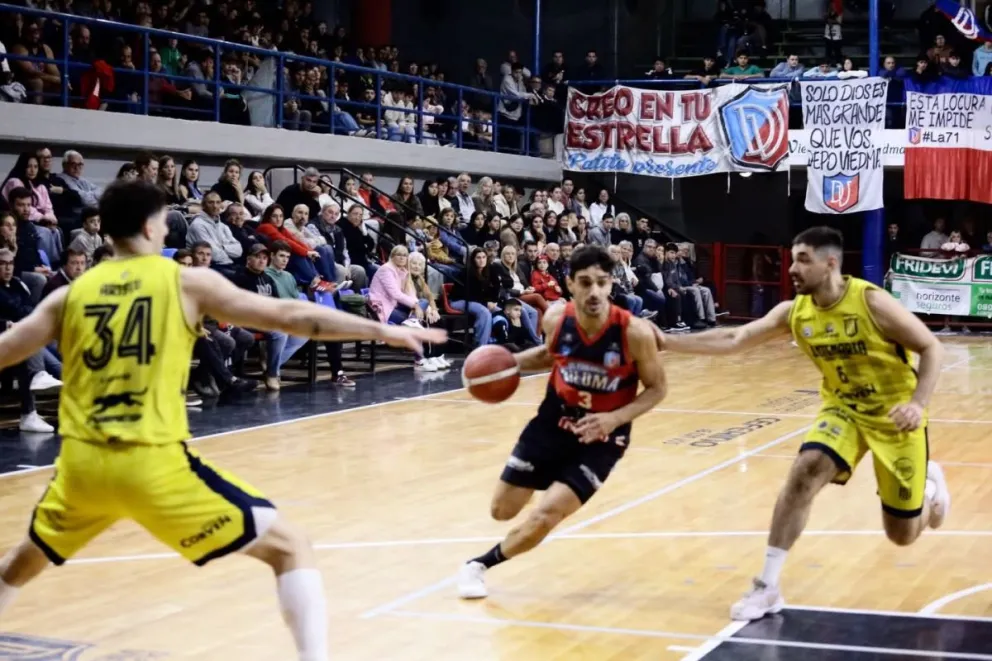 Doble festejo viedmense para ponerse 2-0 arriba en la serie. Foto: Marcos Aramburu.