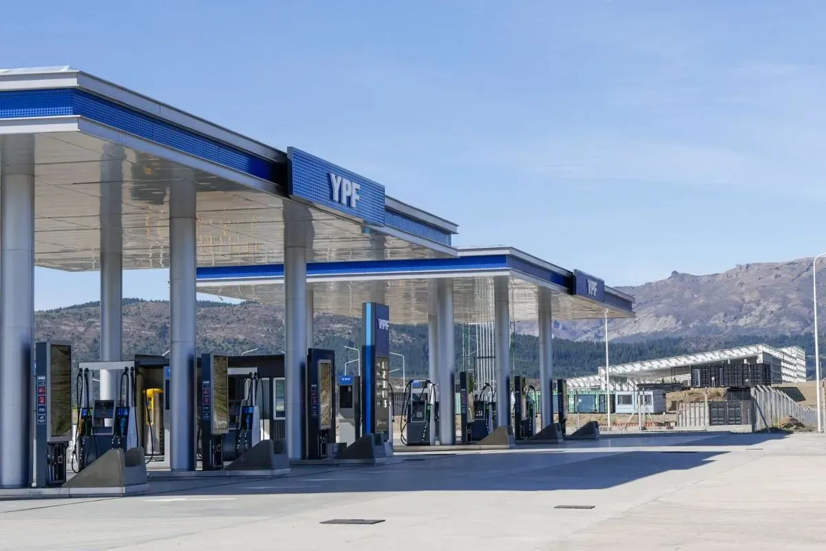 Robaron la recaudación de una YPF en Circunvalación tras maniatar al empleado