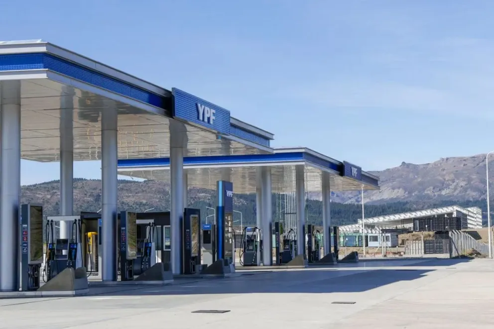 Antes de retirarse, los delincuentes inutilizaron el sistema de cámaras de seguridad y dejaron al empleado atado en una de las oficinas.