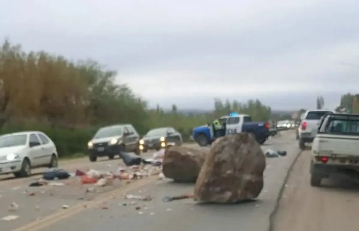 Desprendimiento de rocas impactó contra una camioneta en la ruta 40 ...