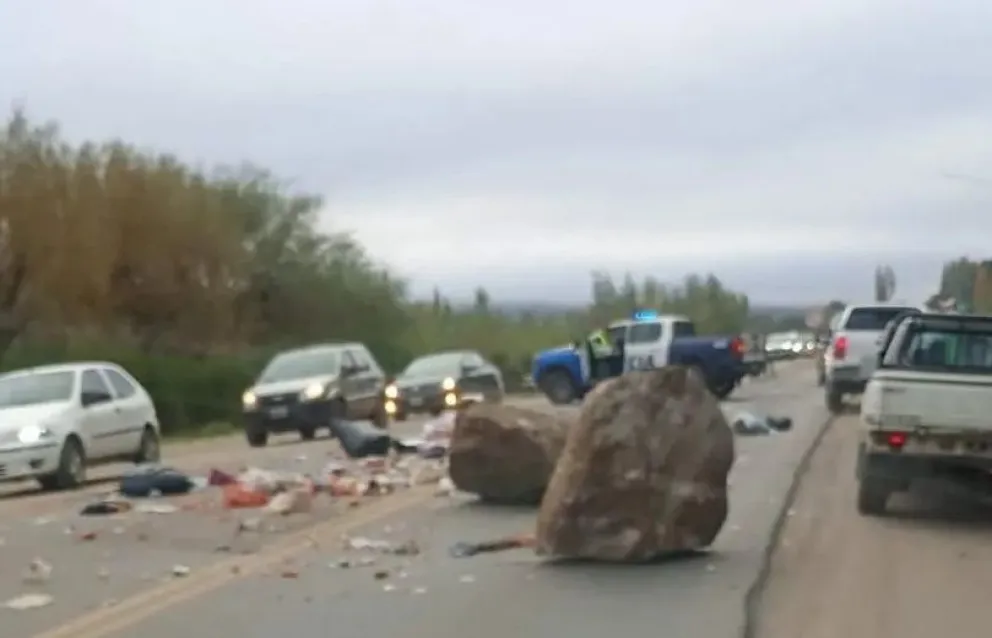 El desprendimiento de rocas ocurrió durante este lunes por la mañana. Foto: gentileza.