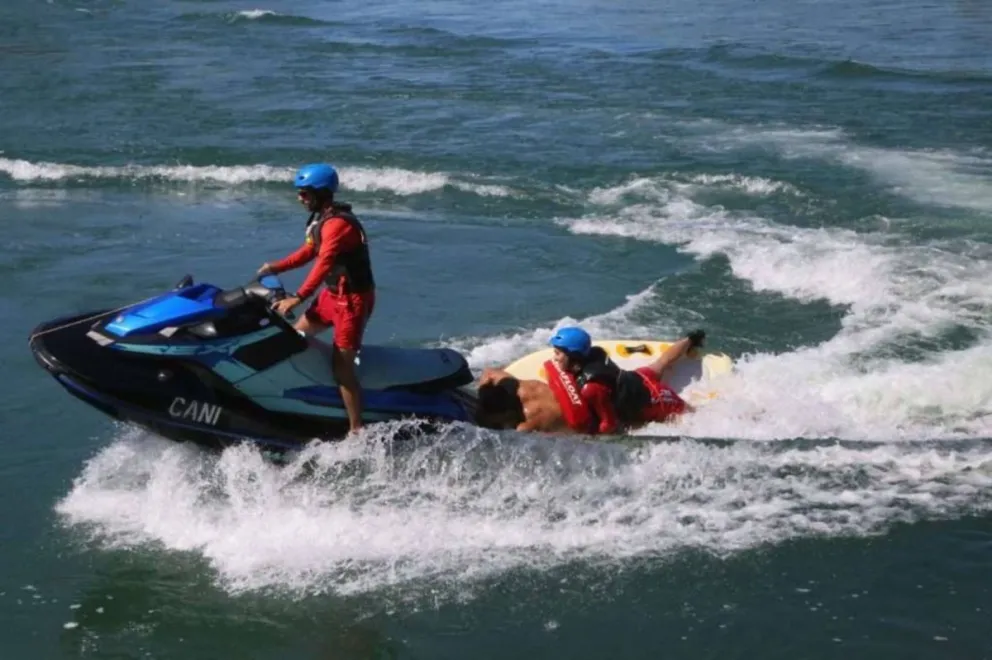 Los guardavidas patrullan de manera rutinaria el río.