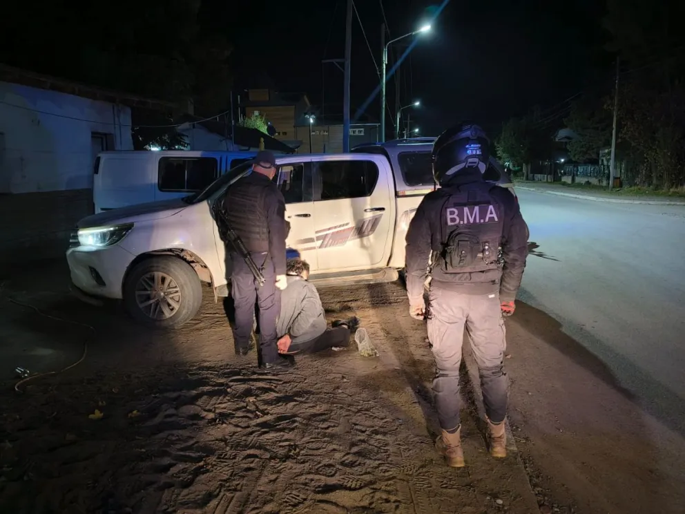 Las dos personas que viajaban en la camioneta fueron detenidas y trasladadas a la unidad policial. Foto: Policía de Río Negro,