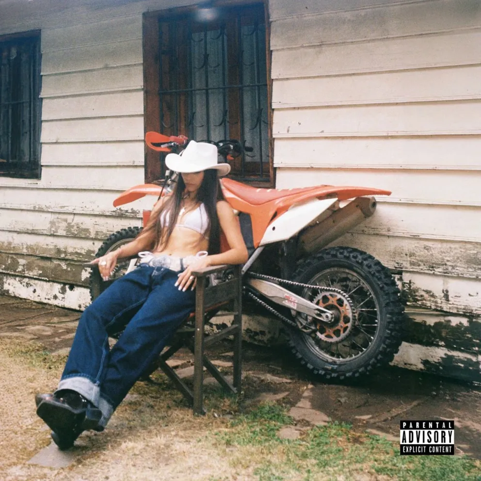 La artista barilochense recuerda su infancia y su origen musica en su casa del barrio Las Quintas. Foto: Gentileza.