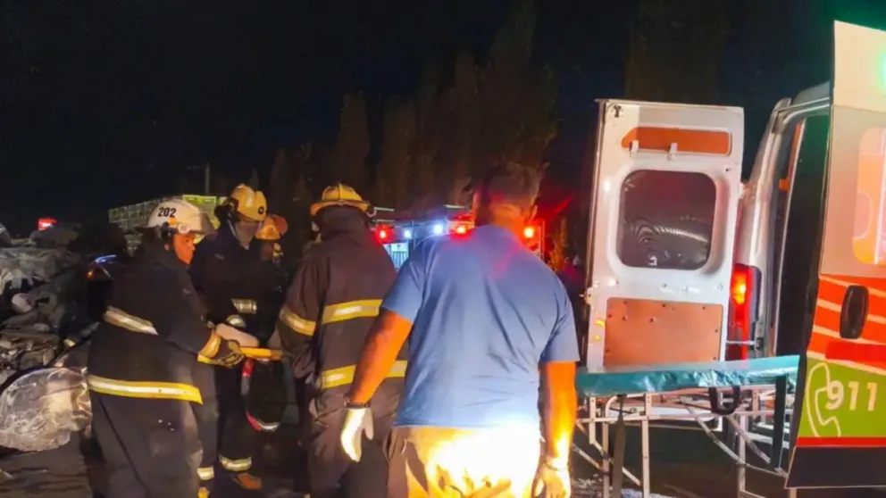 Sospechan que el camión invadió el carril en el que circulaba el vehículo.