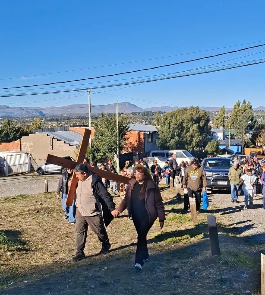 Cientos de fieles participaron del Vía Crucis de la capilla María Madre con acompañamiento municipal