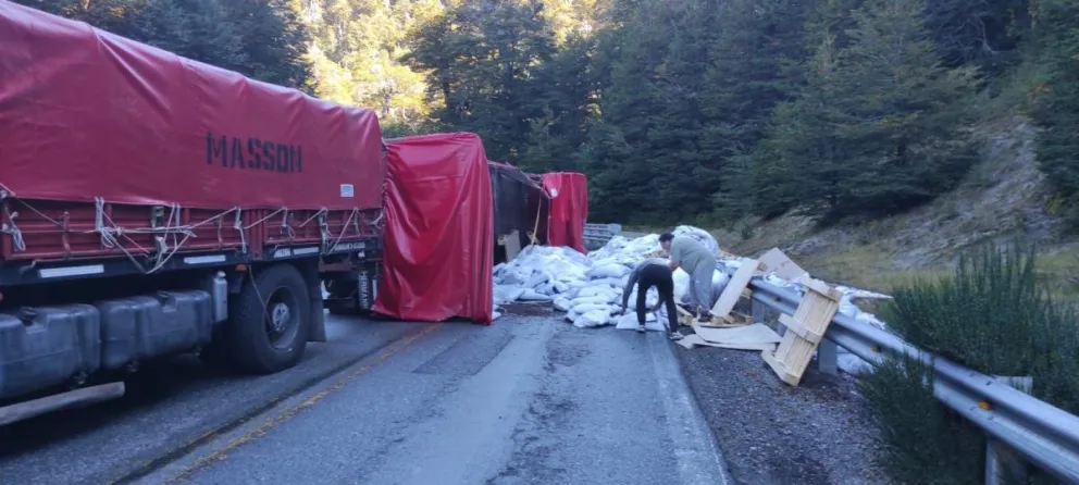 La carga del camión quedó sobre la ruta tras el vuelco. Foto gentileza. 