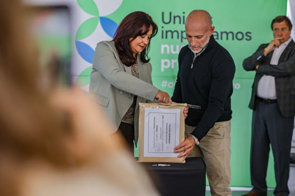 La apertura de sobres se realizó este martes con la presencia del Gobernador. Foto gentileza. 
