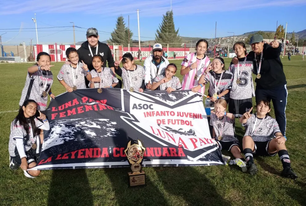 Las chicas de Luna Park, campeonas del torneo Sub13. Fotos: facebook Bariloche Cup.