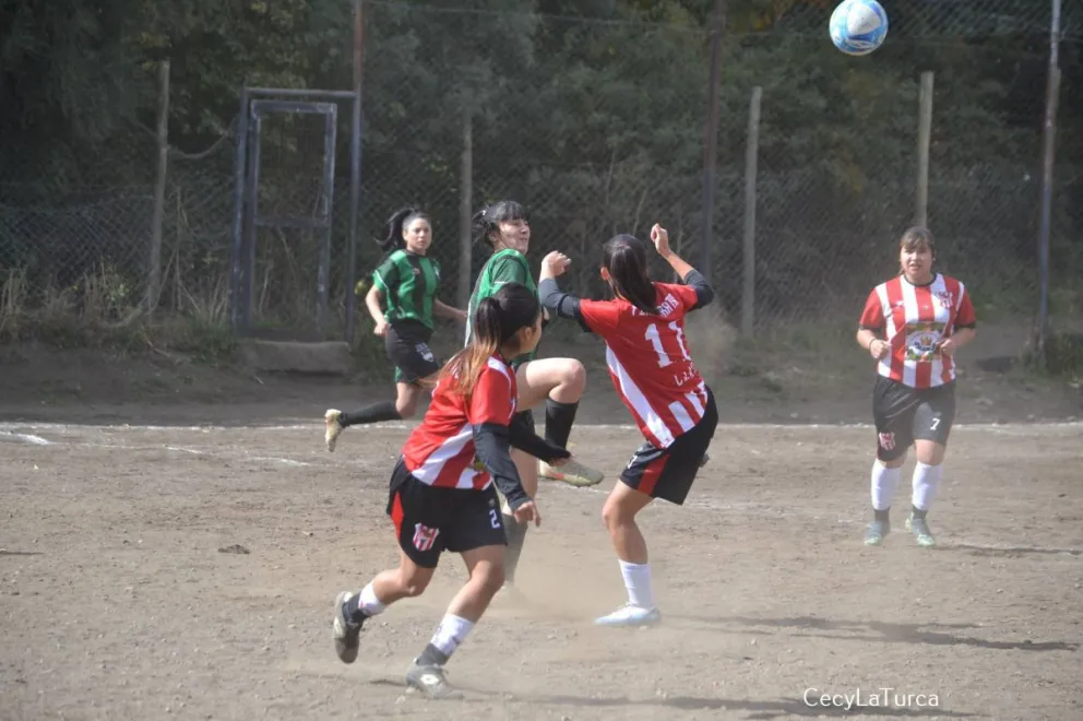 Mano a mano. Todos los partidos de primera división finalizaron con empates. En la foto de Cecilia Esefer, una escena del duelo entre Pincharratas y Chicago. 