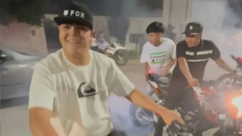 Familiares y amigos despiden al joven asesinado.