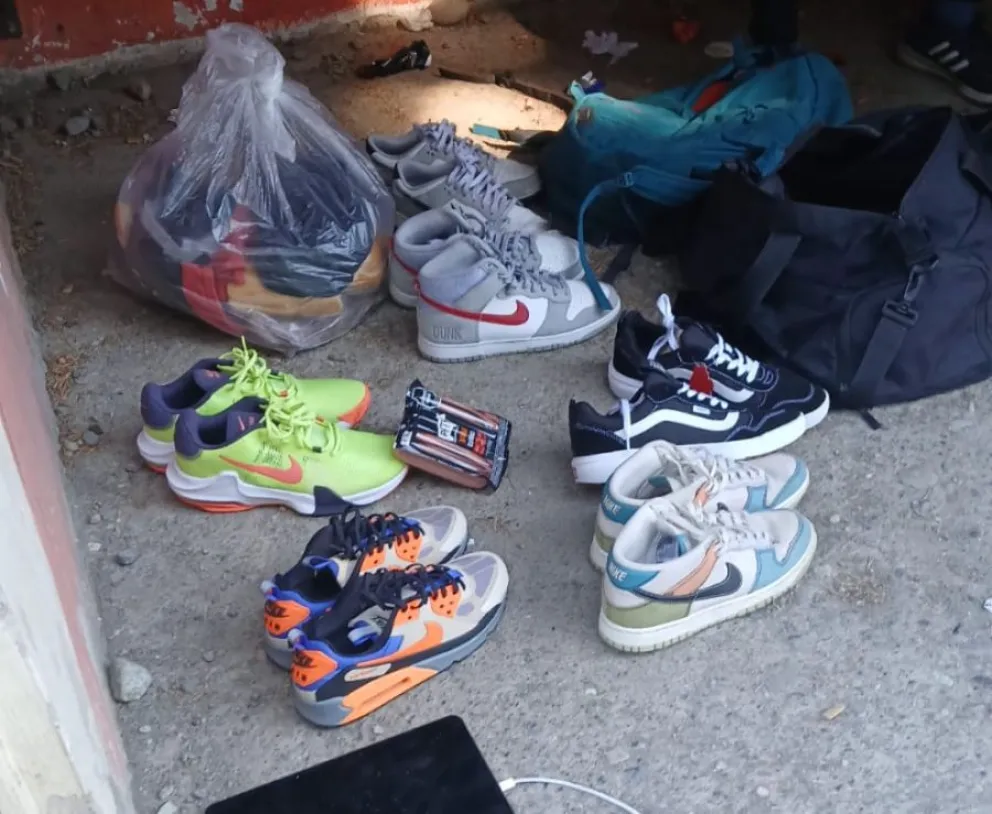 Entre los elementos sustraídos había una tablet y varios pares de zapatillas deportivas. Foto gentileza 