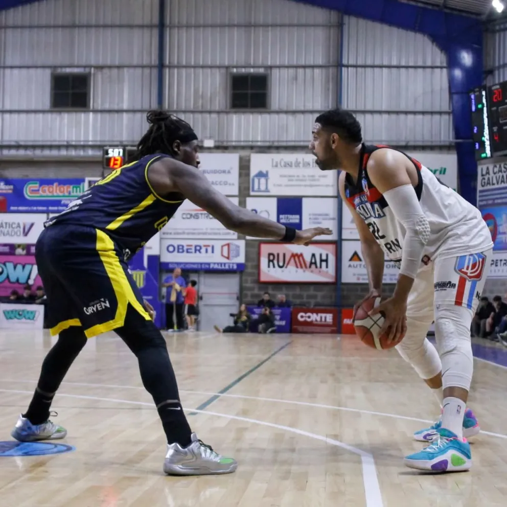 Merchant con la pelota. Viedma cayó y habrá cuarto partido. Fotos: prensa Centenario.