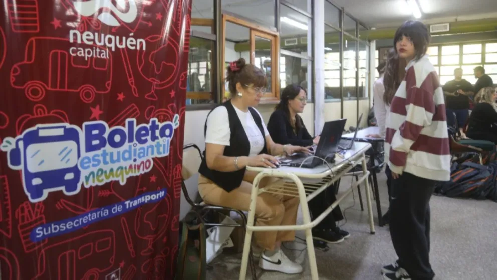 Personal municipal se trasladó a la EPEA para entregar el boleto estudiantil y los kits escolares.
